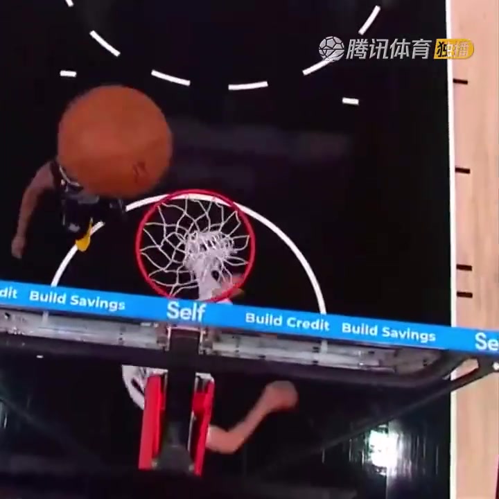 罕見一幕！努爾基奇拋投 球神奇停在籃板上沿 看呆凱爾登?。ㄅ瑺柣婕\）